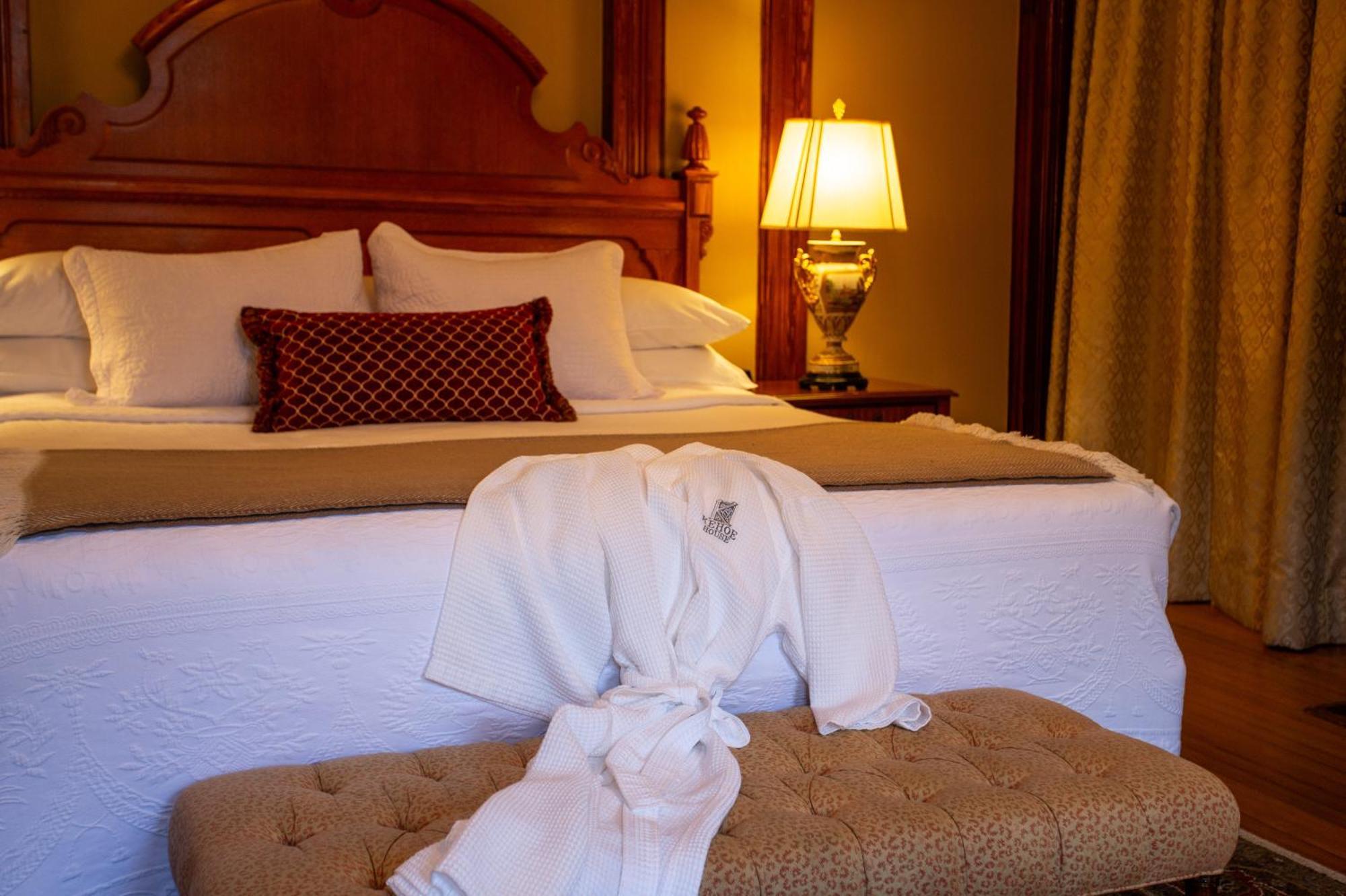 John Wesley Luxury King Room,1550405182:JPEG