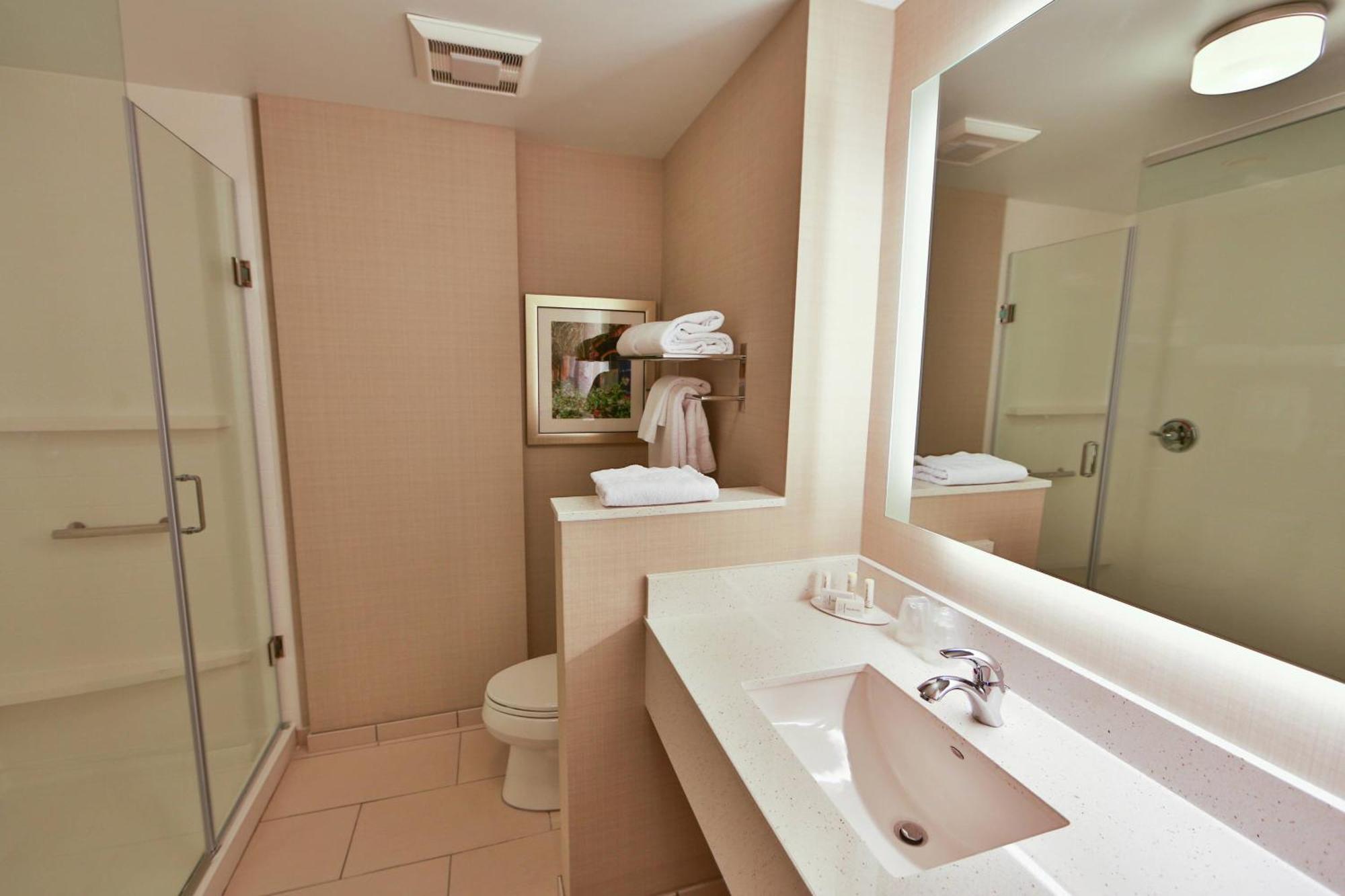 King Room Roll Shower Mobility Accessible,1633021522:JPEG